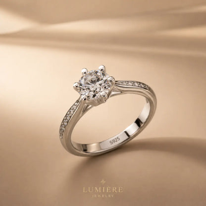 Grand Solitaire Ring · Brilliant-Cut Stone