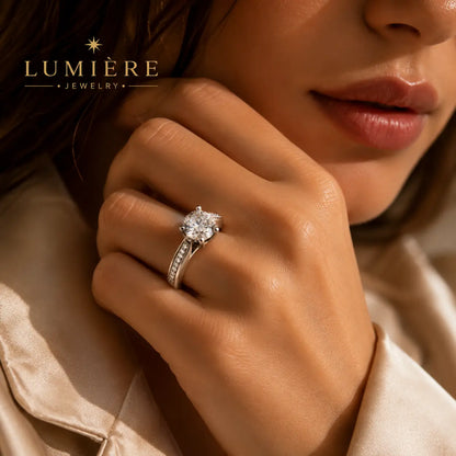 Grand Solitaire Ring · Brilliant-Cut Stone