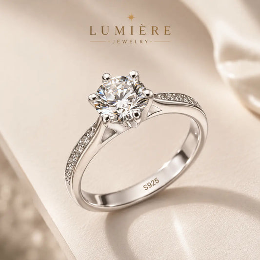 Grand Solitaire Ring · Brilliant-Cut Stone