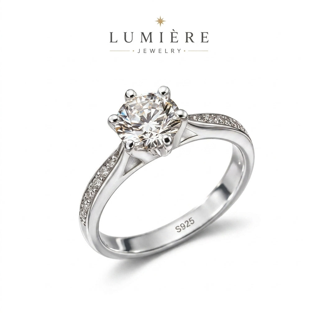 Grand Solitaire Ring · Brilliant-Cut Stone